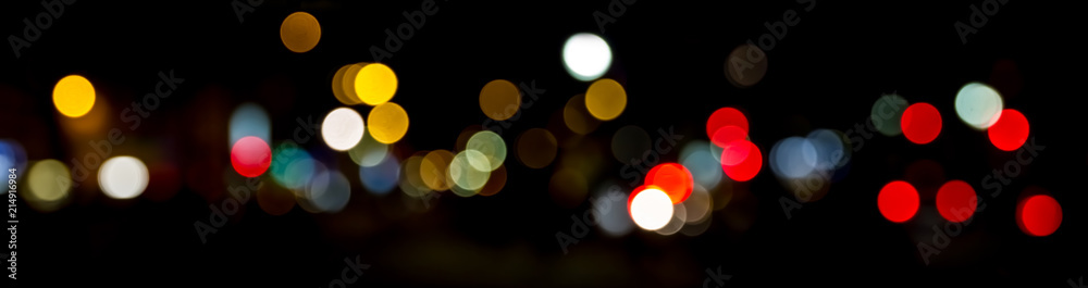 大城市街道上夜晚的博凯红绿灯