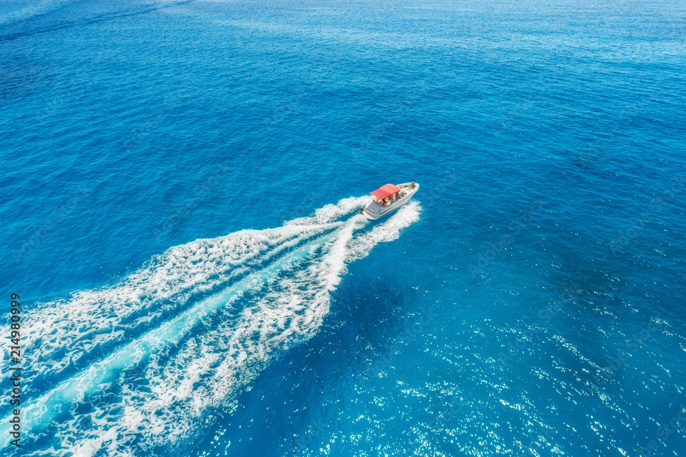 巴利阿里群岛海上的摩托艇。漂浮的船和人的鸟瞰图
