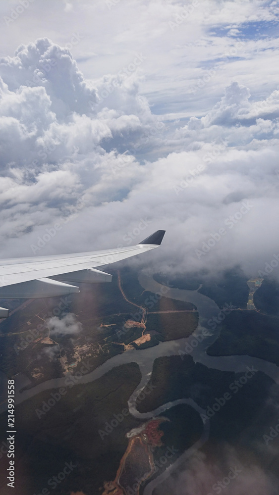 空中飞行：飞越亚洲柬埔寨美丽的绿色景观上空的云层