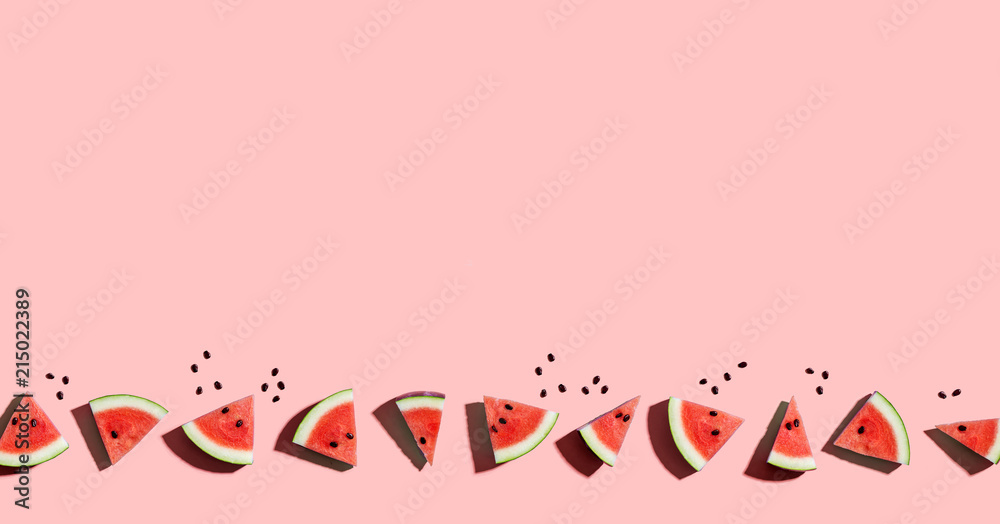 粉红色背景上排列的西瓜片