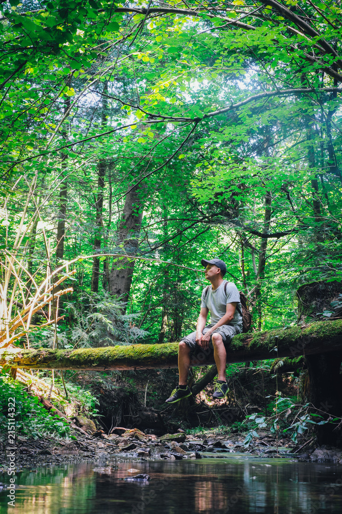 野生森林中的孤独人。旅行和冒险概念。风景摄影