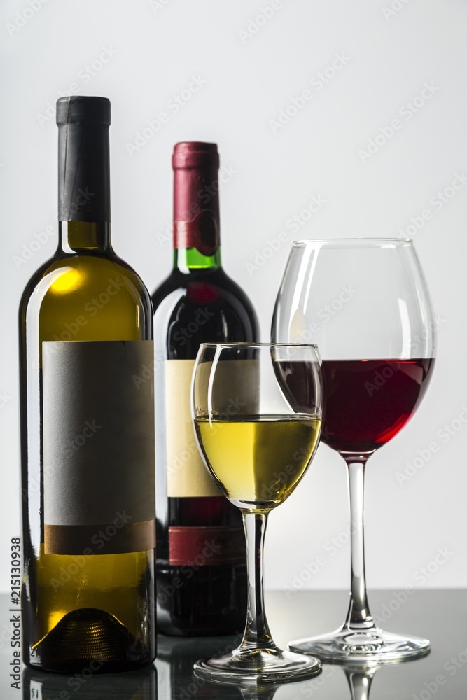 一瓶带玻璃杯的红白葡萄酒
