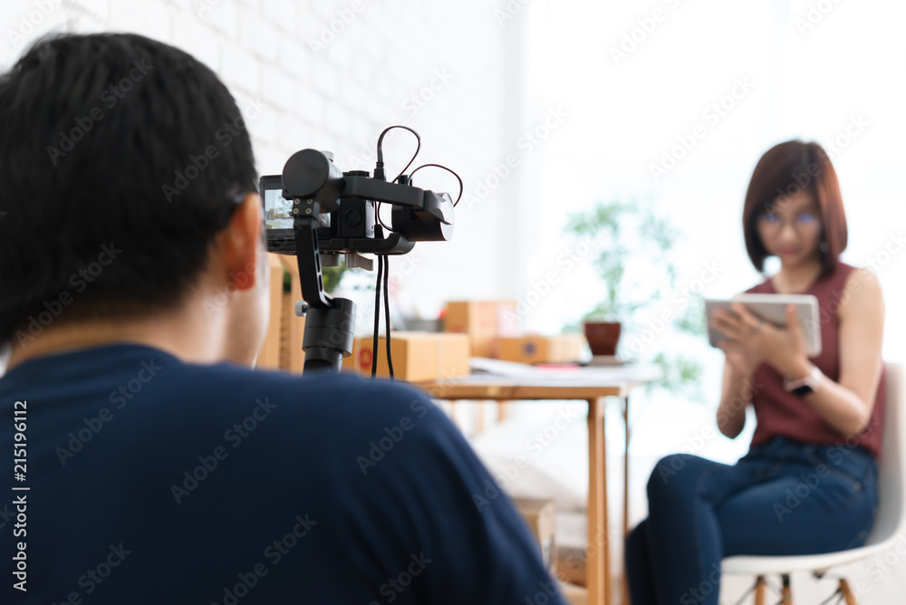 男人用小型相机记录女人用万向节平板电脑的生活场景