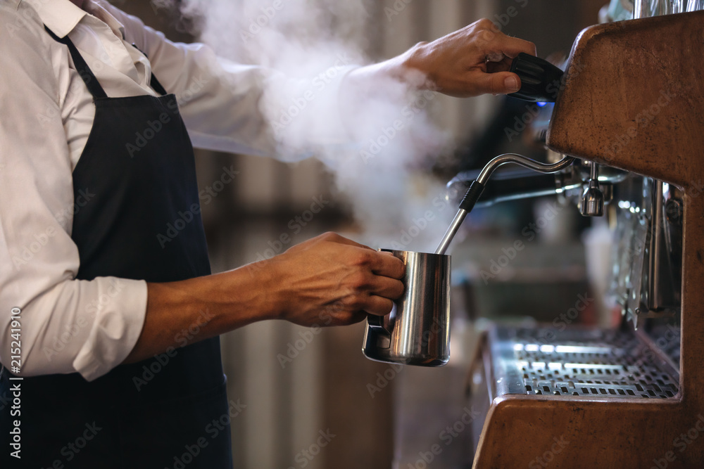 咖啡师在机器里煮一杯咖啡