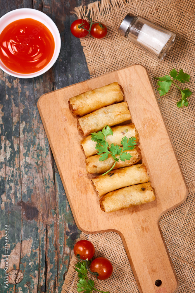 越南菜。木桌上美味的自制春卷。