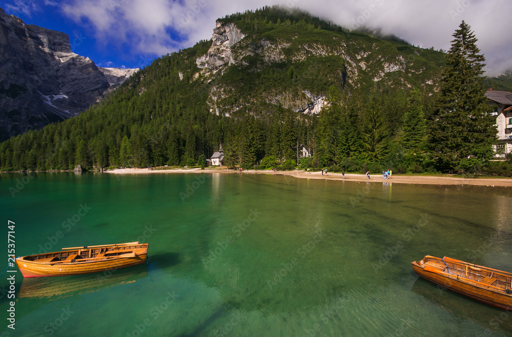 Idilliaco lago alpieno con due barche in legno