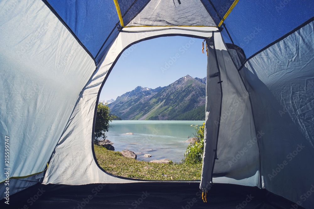 露营帐篷，从上方可以看到俄罗斯阿勒泰库彻林斯科山区湖泊的美丽景色