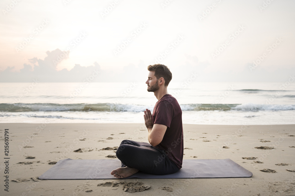男人在海滩上练习瑜伽