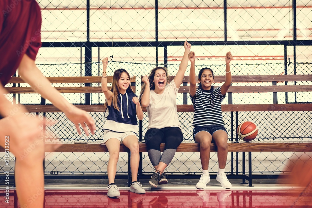 青少年女孩为打篮球的男孩欢呼