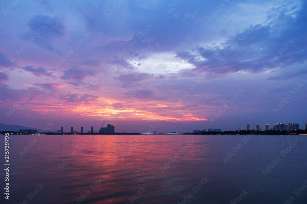 中国宜兴美丽的湖泊码头和天空