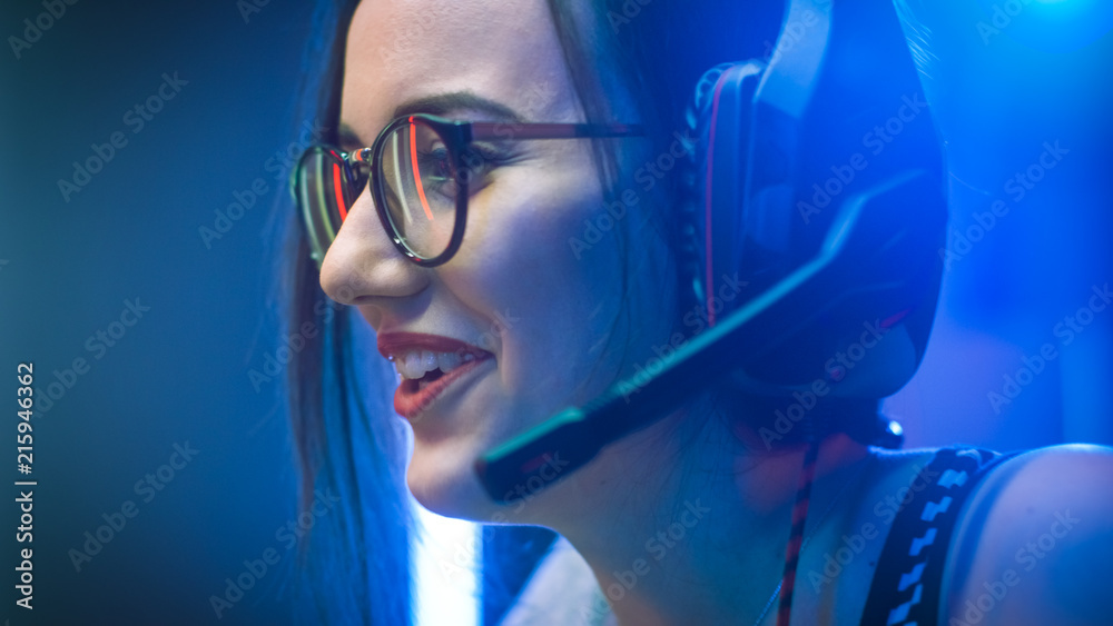 游戏女孩玩电子游戏的特写肖像，戴着眼镜的休闲可爱极客，聊天/聊天w
