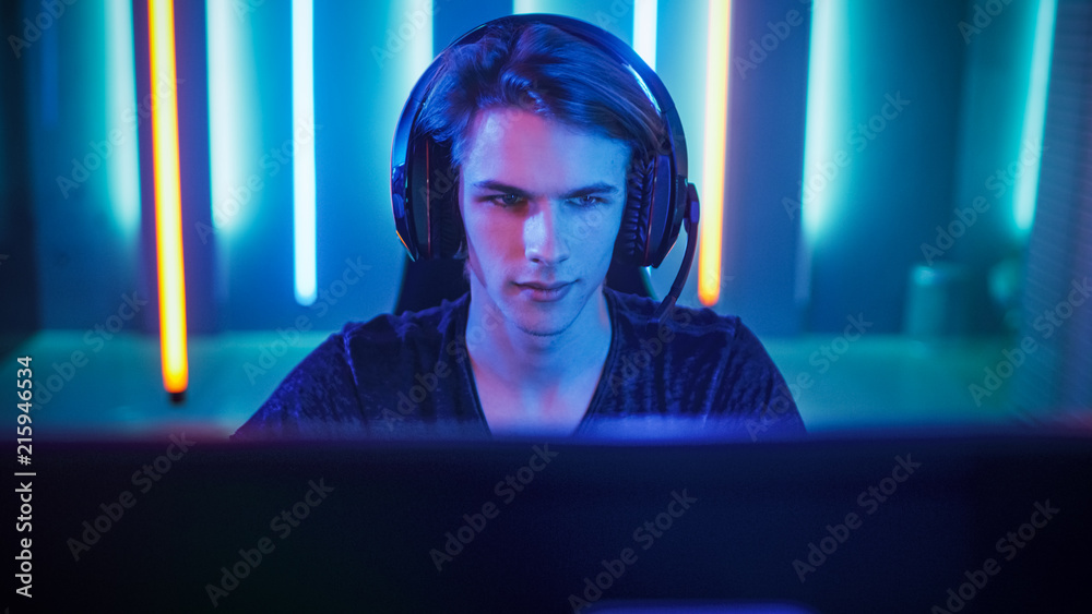 年轻职业玩家在网络视频游戏中的肖像，通过Microp与团队玩家交谈