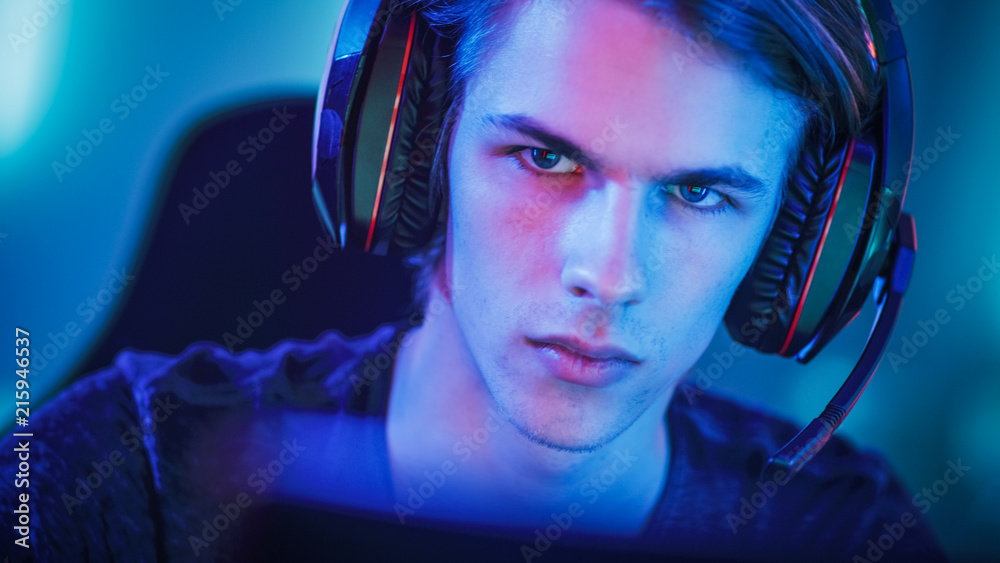 年轻英俊的职业玩家在网络视频游戏中的肖像，与团队玩家交谈