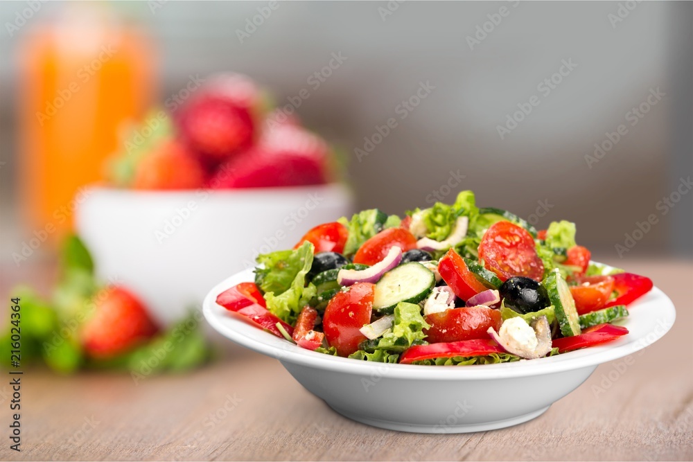 新鲜沙拉配蔬菜照片