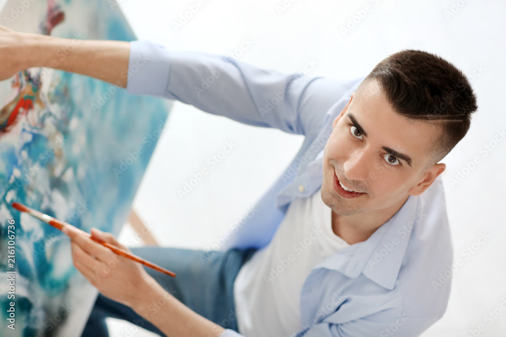 男艺术家在白底画布上作画
