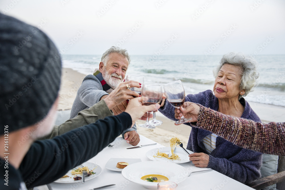 老年人在海滩举行晚宴