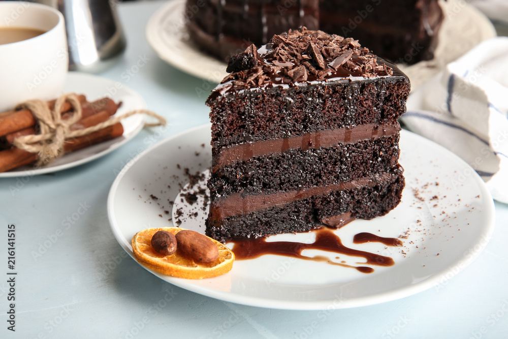 清淡的餐桌上摆着一块美味的巧克力蛋糕