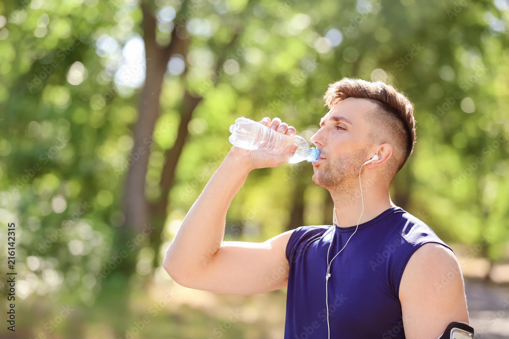 运动男在公园喝水