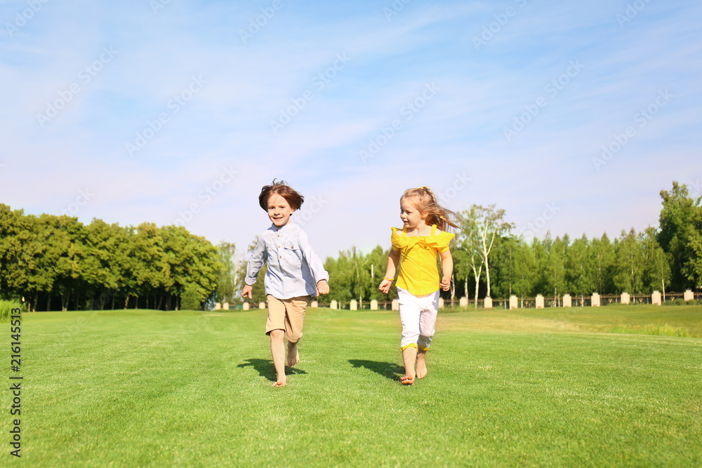 阳光明媚的日子里，可爱的小孩在公园里奔跑