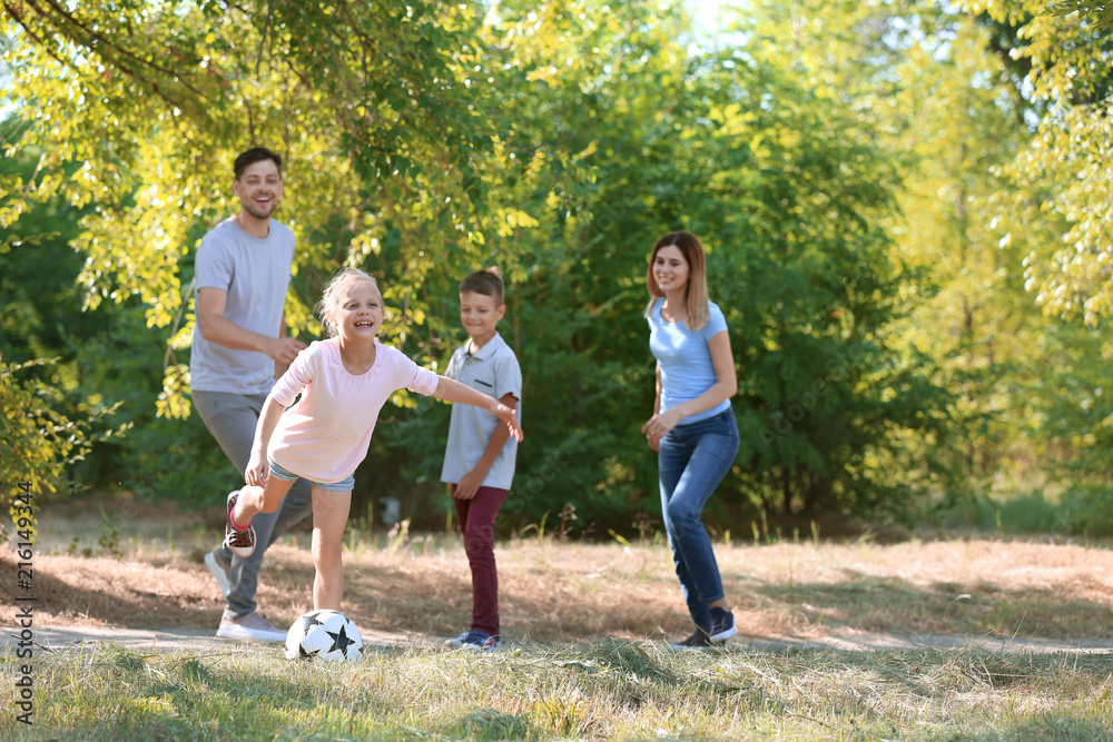 快乐的一家人在户外踢足球