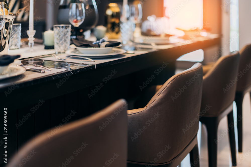 豪华餐厅，配有木桌和经典风格的椅子