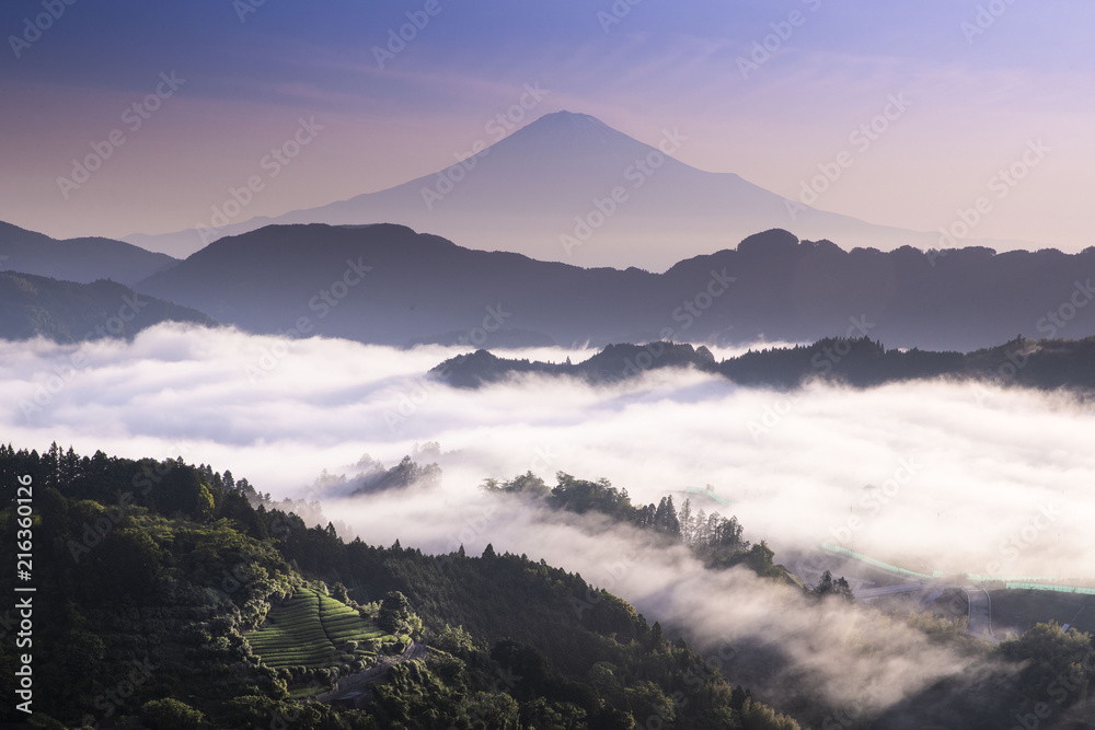 富士山，早春薄雾笼罩