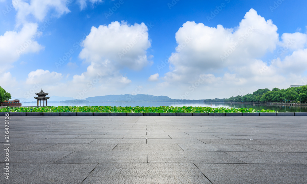 空荡荡的广场与杭州西湖自然风光