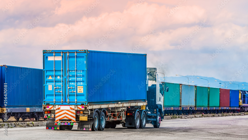 带货物集装箱的货车拖车和带货物集装箱背景的货运列车，进口