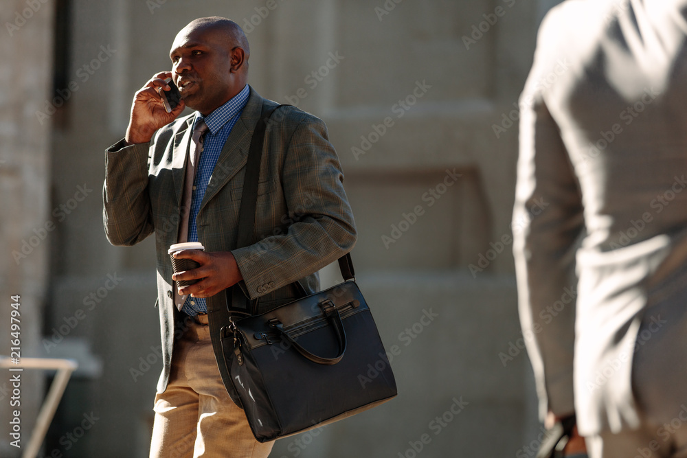 男子在上下班时通过手机聊天