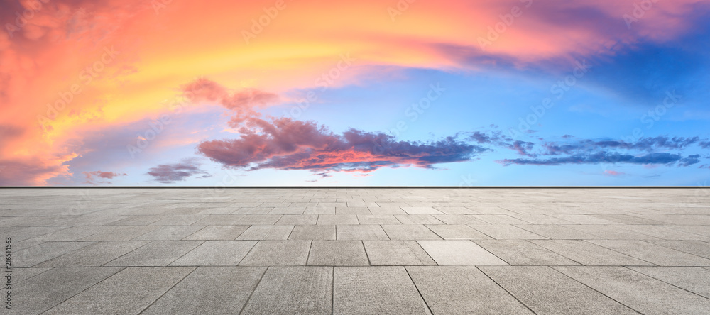 干净的方形地板和日出时美丽的彩色天空云