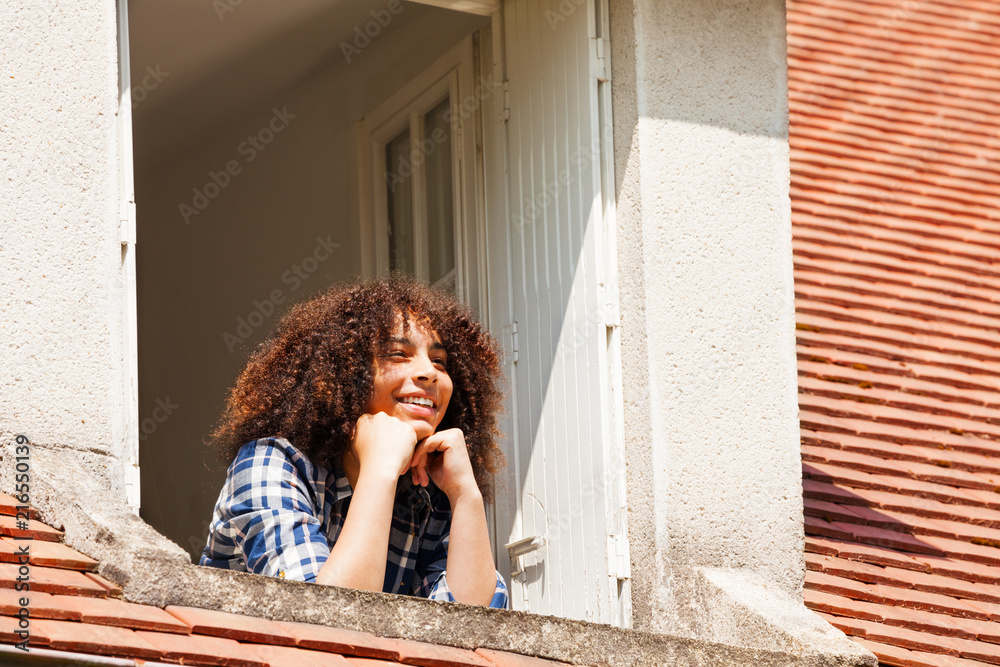 女孩从阁楼的窗户欣赏风景