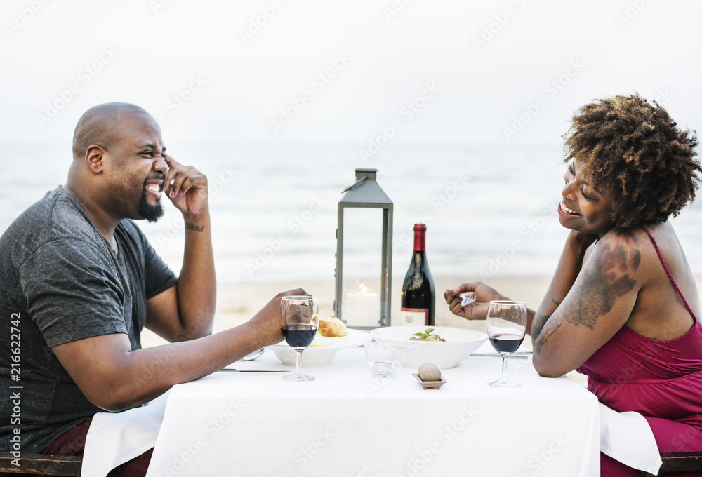 情侣在海滩吃浪漫晚餐