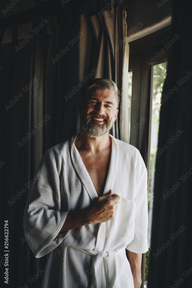 穿着浴袍的快乐男人