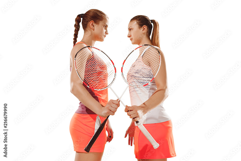年轻女子在打羽毛球前站在白色的摄影棚背景上。适合女运动员穿着隔离衣