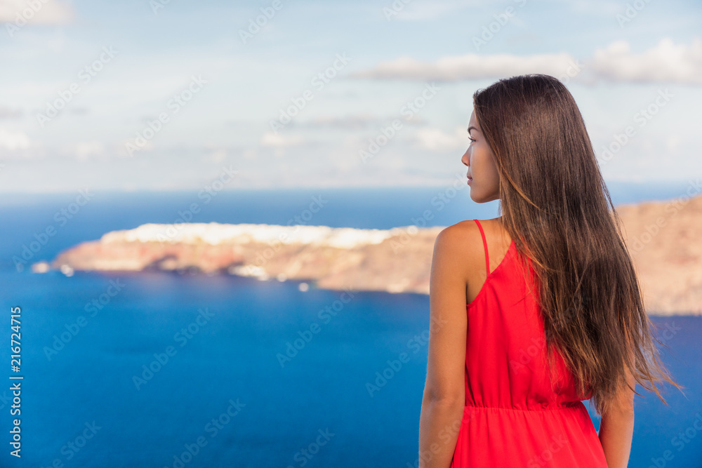 圣托里尼希腊旅游豪华目的地Oia风景背景下的亚洲女性美女。游客g