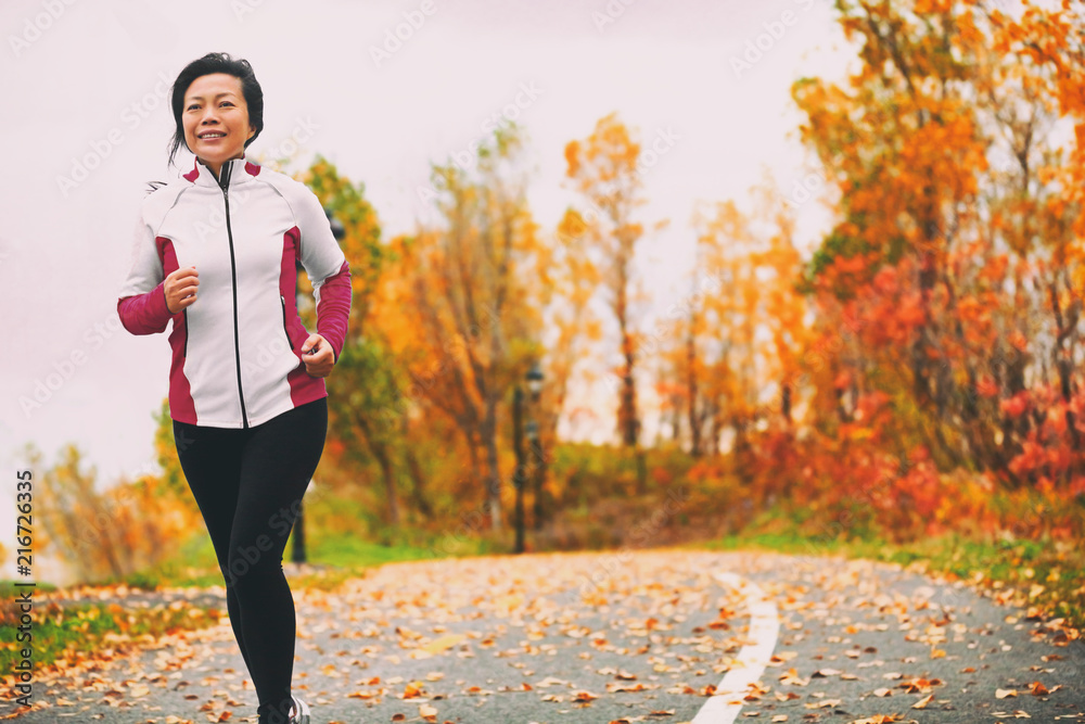 50多岁的成熟亚洲女性积极跑步。中年女性户外慢跑，健康生活