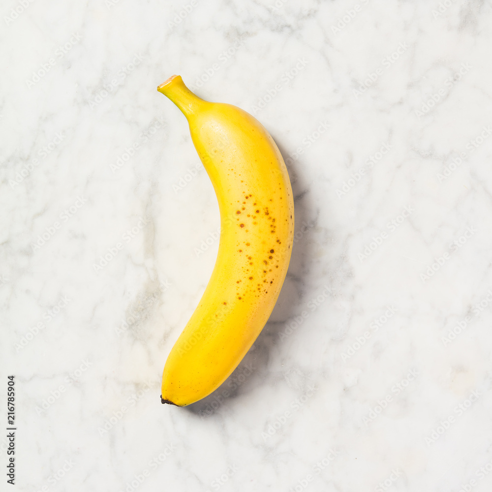 白色大理石桌子上的香蕉
