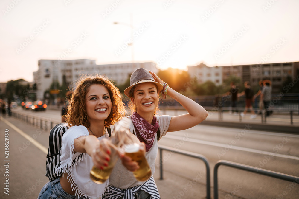 两个微笑的节日派对女孩享受夏天。