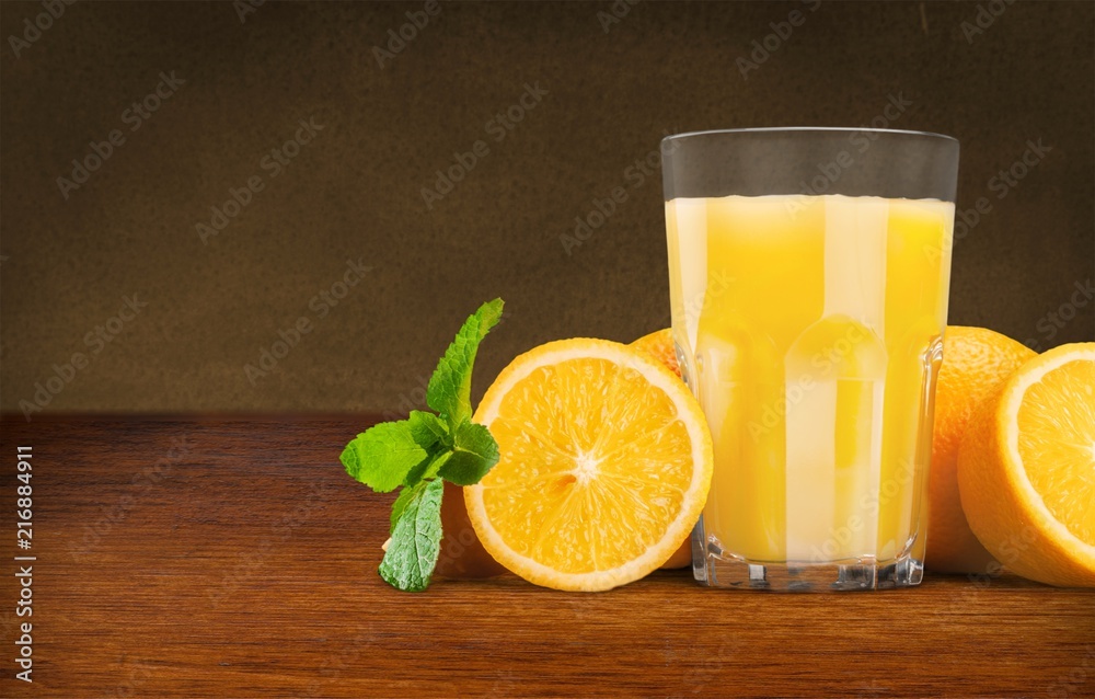 橙汁和橙子片