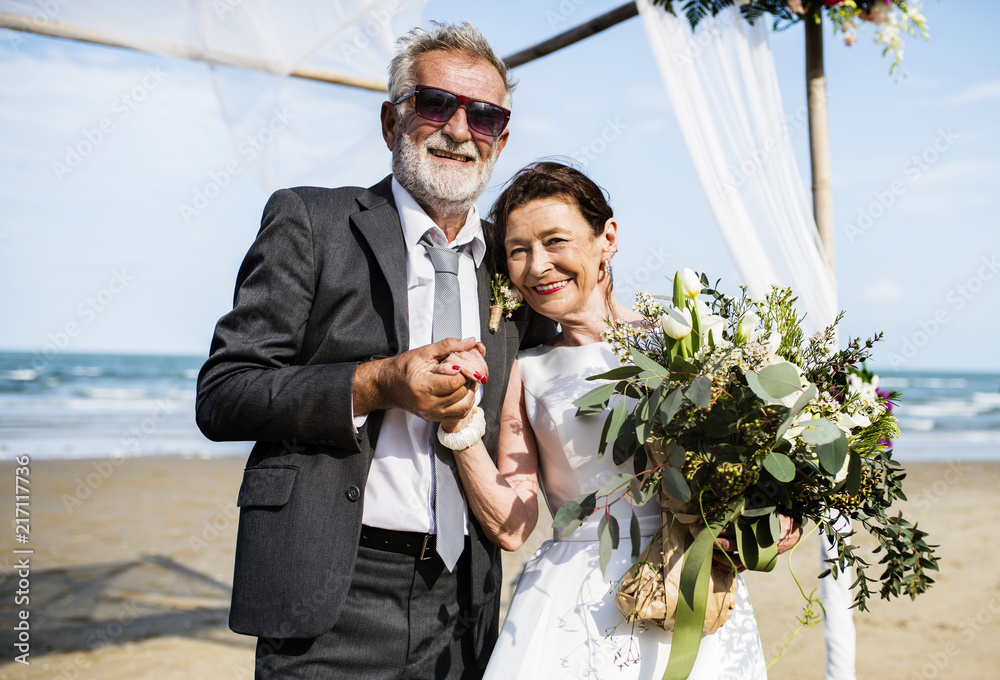 成熟的情侣在海滩上结婚
