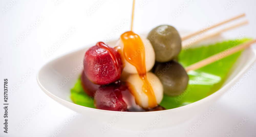 日本当果甜点，有三种不同的颜色，有粉色（红色）、白色和绿色，食谱，hanami Dango，