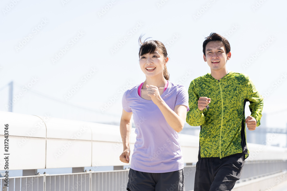 亚洲年轻情侣慢跑