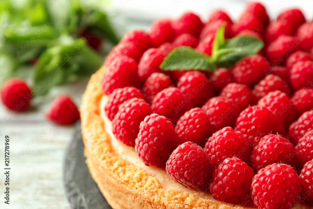 盘子里有树莓的美味芝士蛋糕，特写