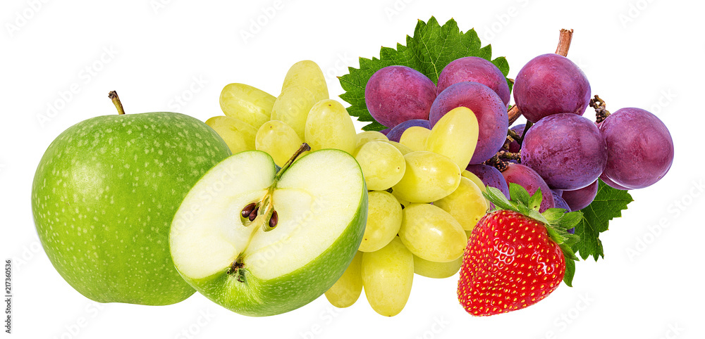 新鲜葡萄、苹果和草莓在白色背景上用剪票分离