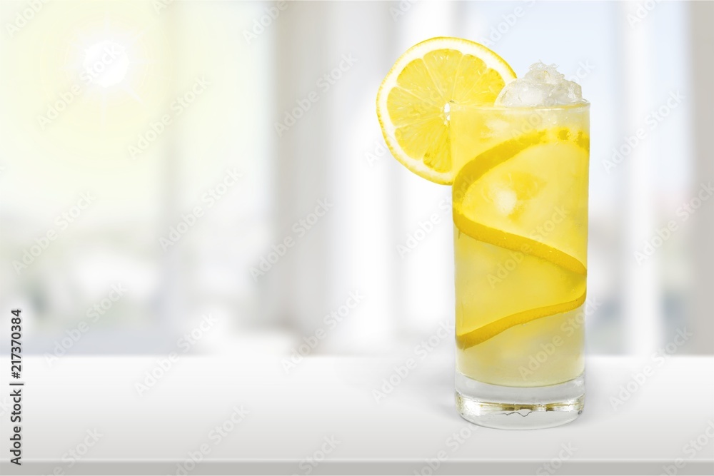 桌上有新鲜柠檬的柠檬水