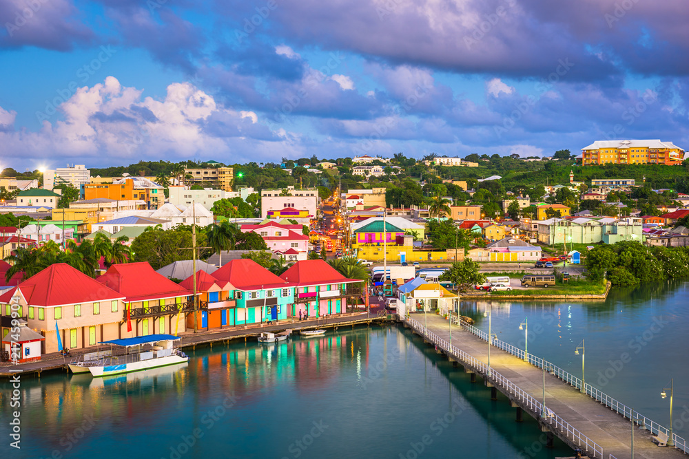 黄昏时分，加勒比海的圣约翰、安提瓜码头和城镇天际线。
