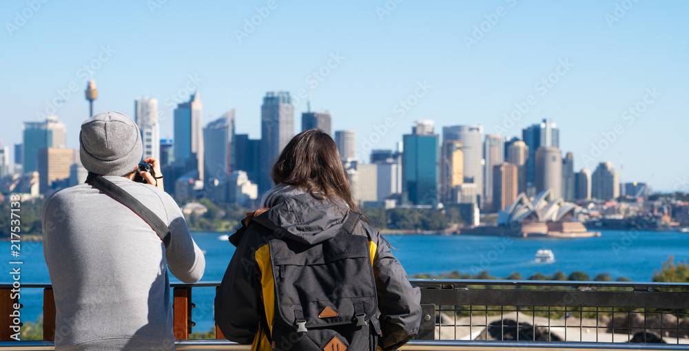 悉尼动物园观景台上的旅游情侣