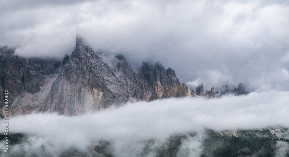 意大利多洛米蒂阿尔卑斯山全景。云中的山脊。美丽的风景