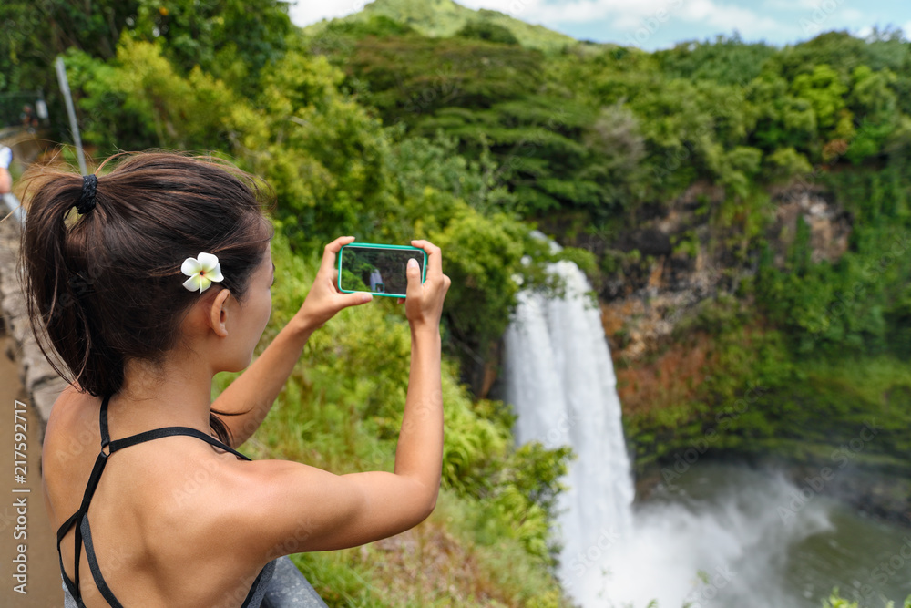 游客在美国大岛夏威夷的阿卡卡瀑布拍照