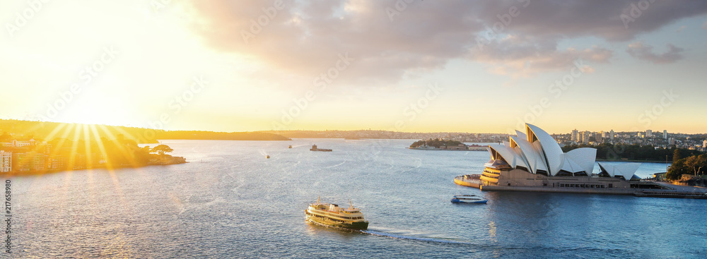 西德尼港的城市景观，清晨日出时刻，船在海上